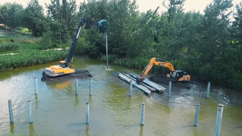 Extend Arm Excavator Pile Driving in Water